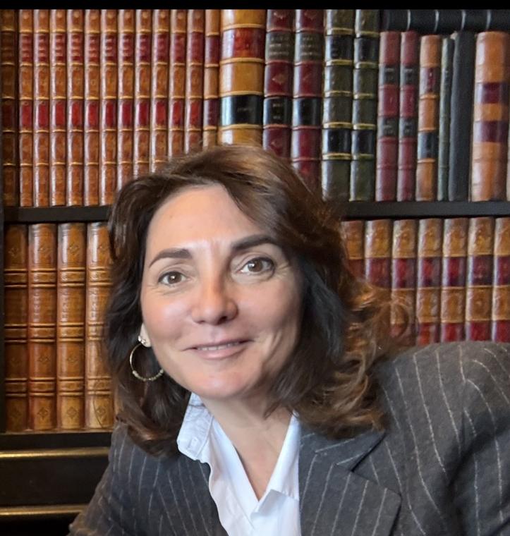 Christel Carré, coach exécutif, devant une bibliothèque